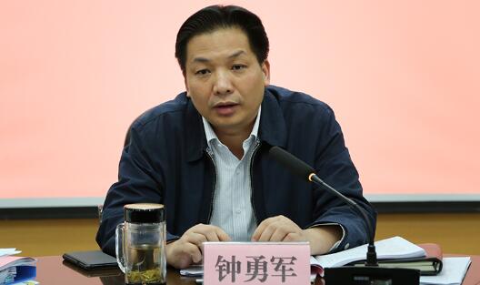 鐘勇軍簡(jiǎn)歷：桂林市委常委、組織部部長(zhǎng)鐘勇軍，曾任河池市委常委、組織部部長(zhǎng)
