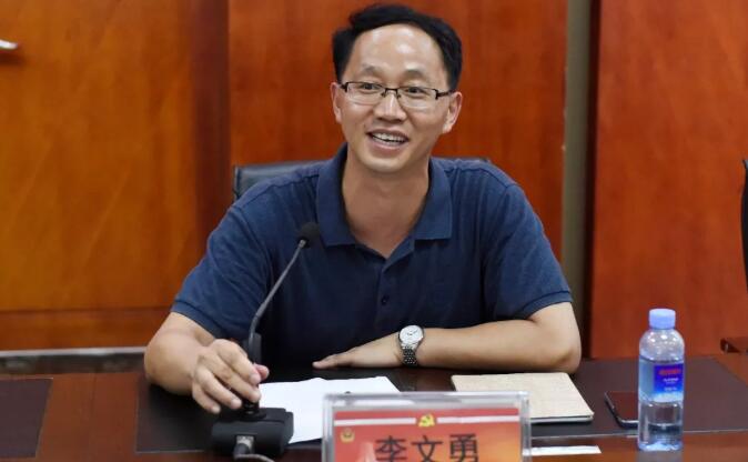 李文勇簡歷：廣西交通職業(yè)技術(shù)學(xué)院院長李文勇，曾任桂電建筑交通學(xué)院院長