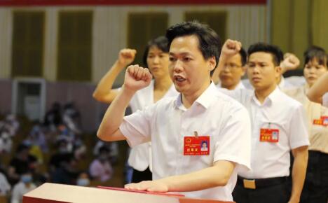 黃建輝簡(jiǎn)歷：崇左市扶綏縣委書記黃建輝，曾任扶綏縣長(zhǎng)、縣委常委、常務(wù)副縣長(zhǎng)
