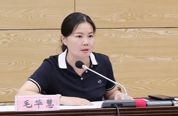 毛華慧簡歷：河池市環(huán)江縣委副書記、縣長毛華慧，曾任河池市投資促進(jìn)局局長、團(tuán)委書記