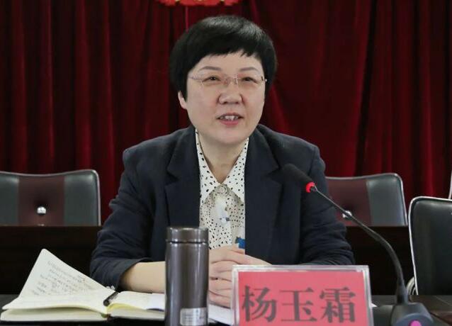 楊玉霜簡(jiǎn)歷：桂林市人大副主任、疊彩區(qū)委書記楊玉霜，曾任雁山區(qū)委副書記、區(qū)長(zhǎng)，秀峰區(qū)委副書記