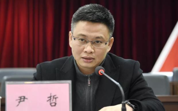 尹哲簡歷：賀州市富川縣委書記尹哲，曾任梧州長洲區(qū)委副書記、區(qū)長，岑溪副市長