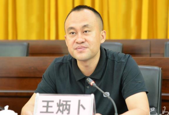 王炳卜簡(jiǎn)歷：河池天峨縣委副書記、縣長(zhǎng)王炳卜，曾任巴馬縣副縣長(zhǎng)