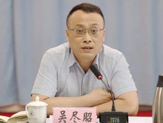 吳盡昭簡(jiǎn)歷：吳盡昭任桂林航天工業(yè)學(xué)院院長(zhǎng)，曾任廣西大學(xué)副校長(zhǎng)、廣西民族大學(xué)副校長(zhǎng)