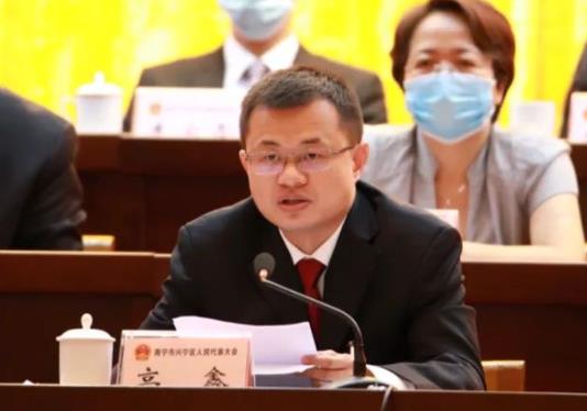 高鑫簡歷：南寧市興寧區(qū)委書記高鑫，曾任南寧市紀委副書記，宜州區(qū)委常委、組織部部長