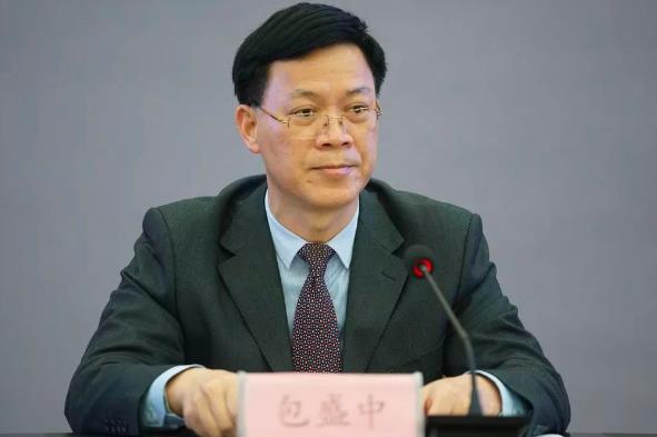 包盛中簡(jiǎn)歷：原北海市自然資源局副局長(zhǎng)、規(guī)劃局局長(zhǎng)包盛中，曾任北海市發(fā)改委副主任、鐵建辦主任