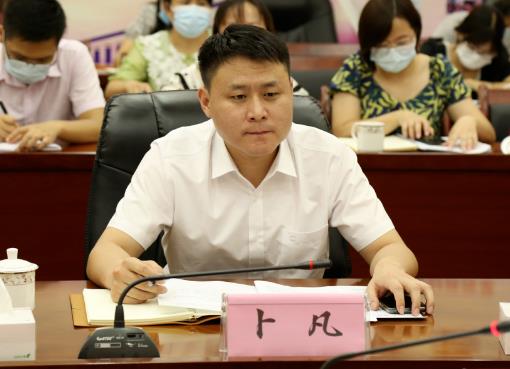 卜凡簡(jiǎn)歷：貴港市桂平市委副書(shū)記、市長(zhǎng)卜凡，曾任廣西財(cái)政廳資產(chǎn)處副處長(zhǎng)、貴港市財(cái)政局局長(zhǎng)