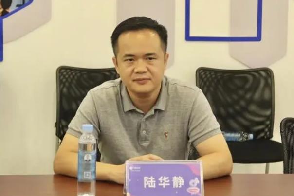 陸華靜簡歷：桂林市疊彩區(qū)委副書記、區(qū)長陸華靜，曾任七星區(qū)委常委、常務(wù)副區(qū)長，大化縣委常委、副縣長