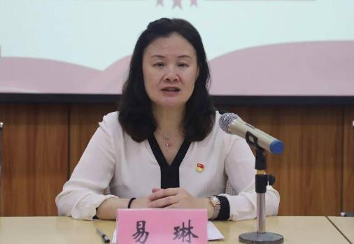 易琳簡歷：桂林市僑聯(lián)主席易琳，曾任桂林市民政局副局長